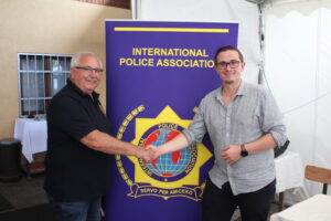 Gratulation des Landeschefs der IPA, Julian Scholz an den neuen Verbindungsstellenleiter Claus Grasberger