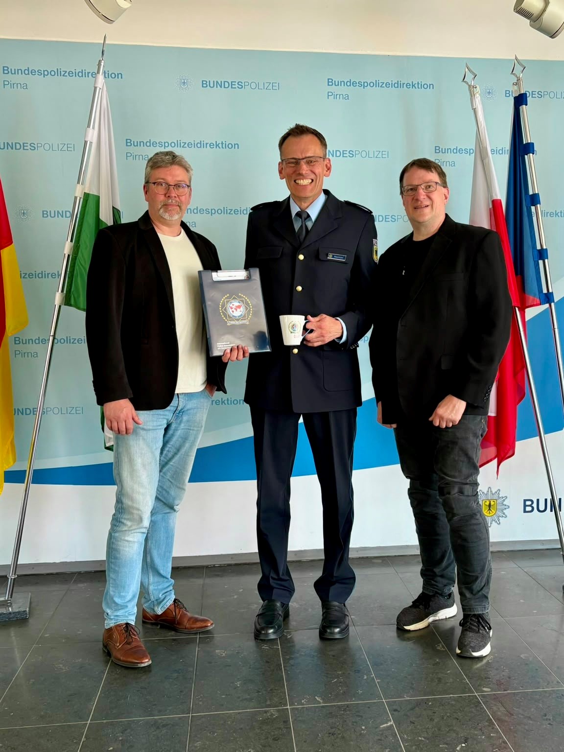 (v.l.n.r.) Tomas Böhme, Leiter der Landesgruppe Sachsen, Dr. Frank Niechziol, Leiter der Bundespolizeidirektion Pirna, Lars Quadt, Sekretär der Landesgruppe Sachsen